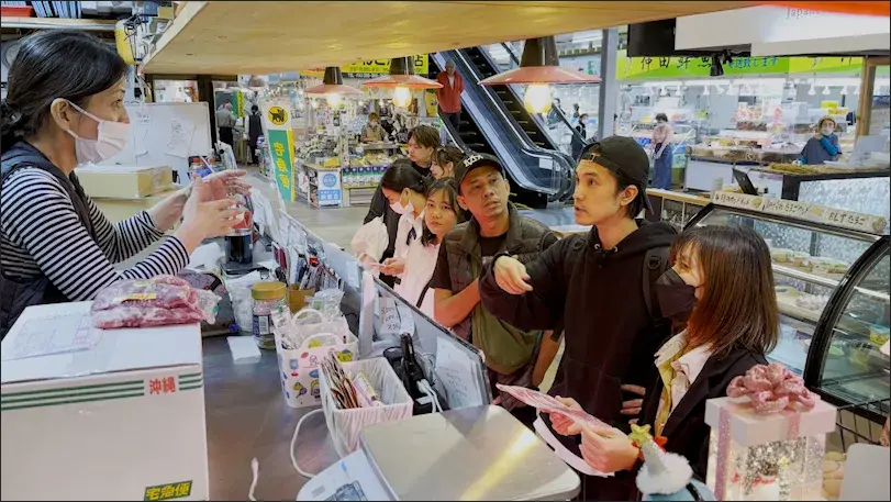 体验市场购买当地美食酒